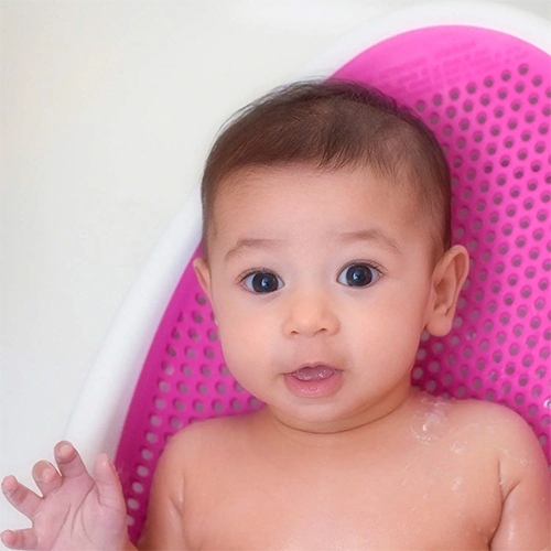 حوض استحمام للأطفال مانع للانزلاق مع مسند رأس مائل باللون الوردي